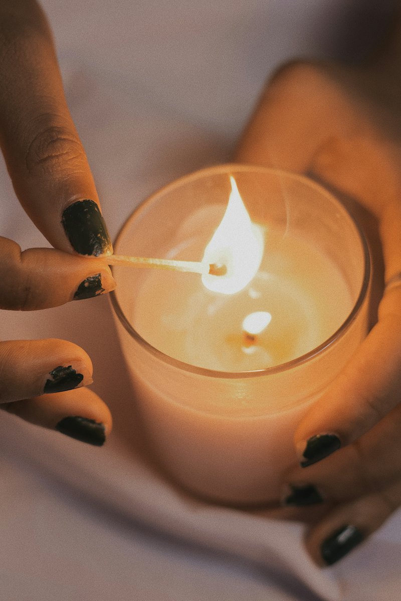 Bougie allumée tenue dans les mains