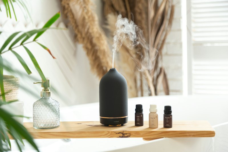 Diffuseur noir et flacons d'huiles essentielles