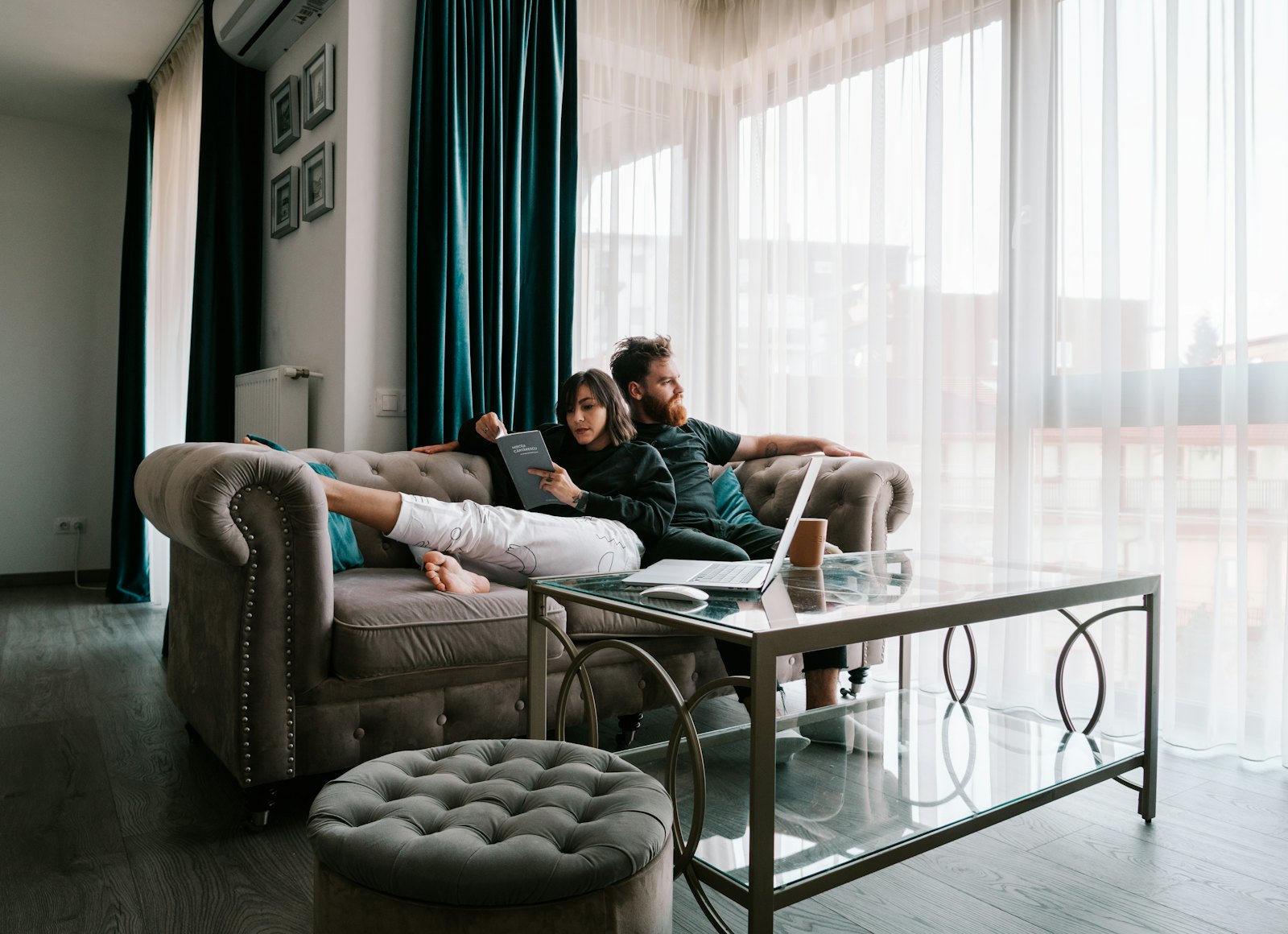 Un couple détendu sur un canapé dans un salon lumineux