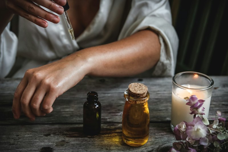 Flacons d'huile et bougie sur une table en bois