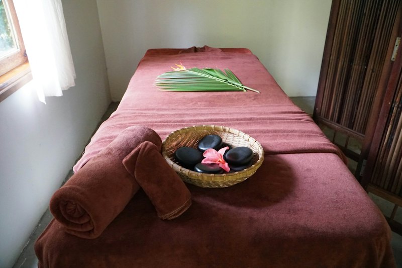 Table de massage avec serviettes et galets