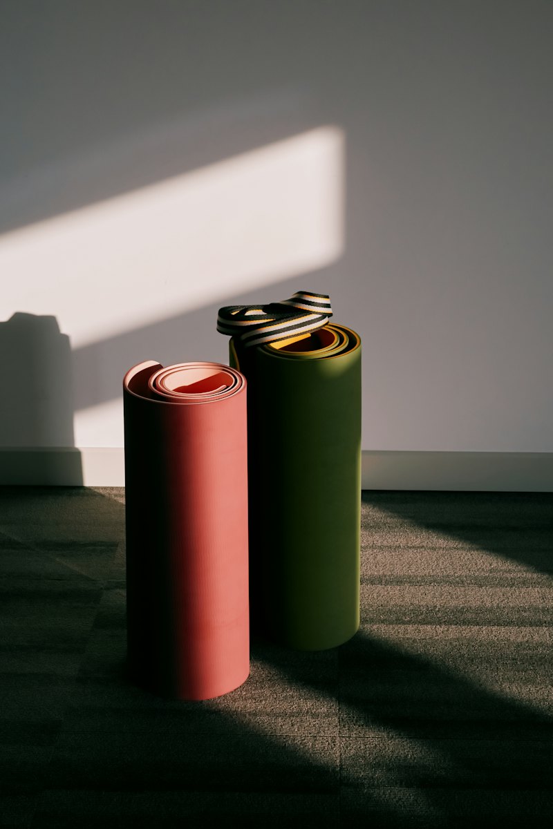 Deux tapis de yoga roulés